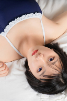 《年轻的女教师》在线